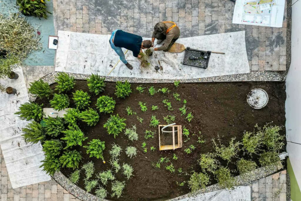 giardiniere paesaggista in azione